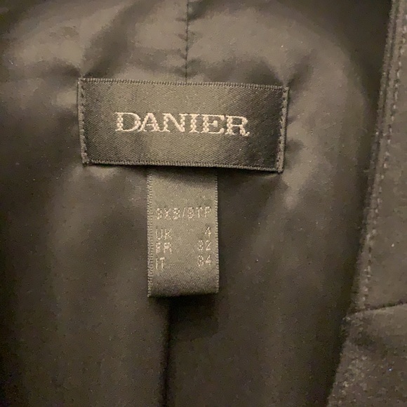 Danier blazer with leather sleeves - Picture 6 of 10